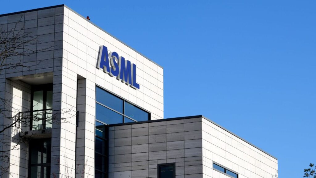 Scumpirile din industria AI ajung și la ASML. Producătorul olandez ar majora cu 10% prețul pieselor pentru fabricile de cipuri