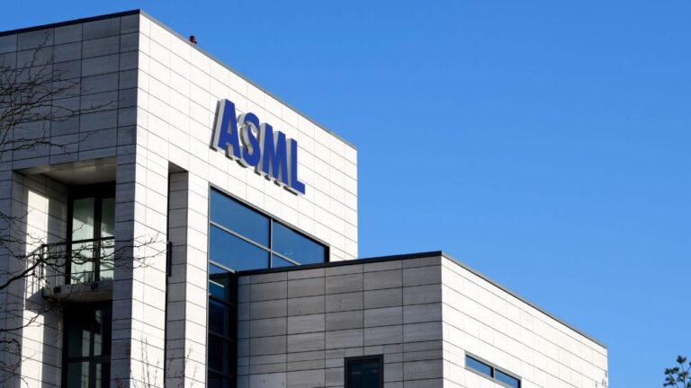 Scumpirile din industria AI ajung și la ASML. Producătorul olandez ar majora cu 10% prețul pieselor pentru fabricile de cipuri