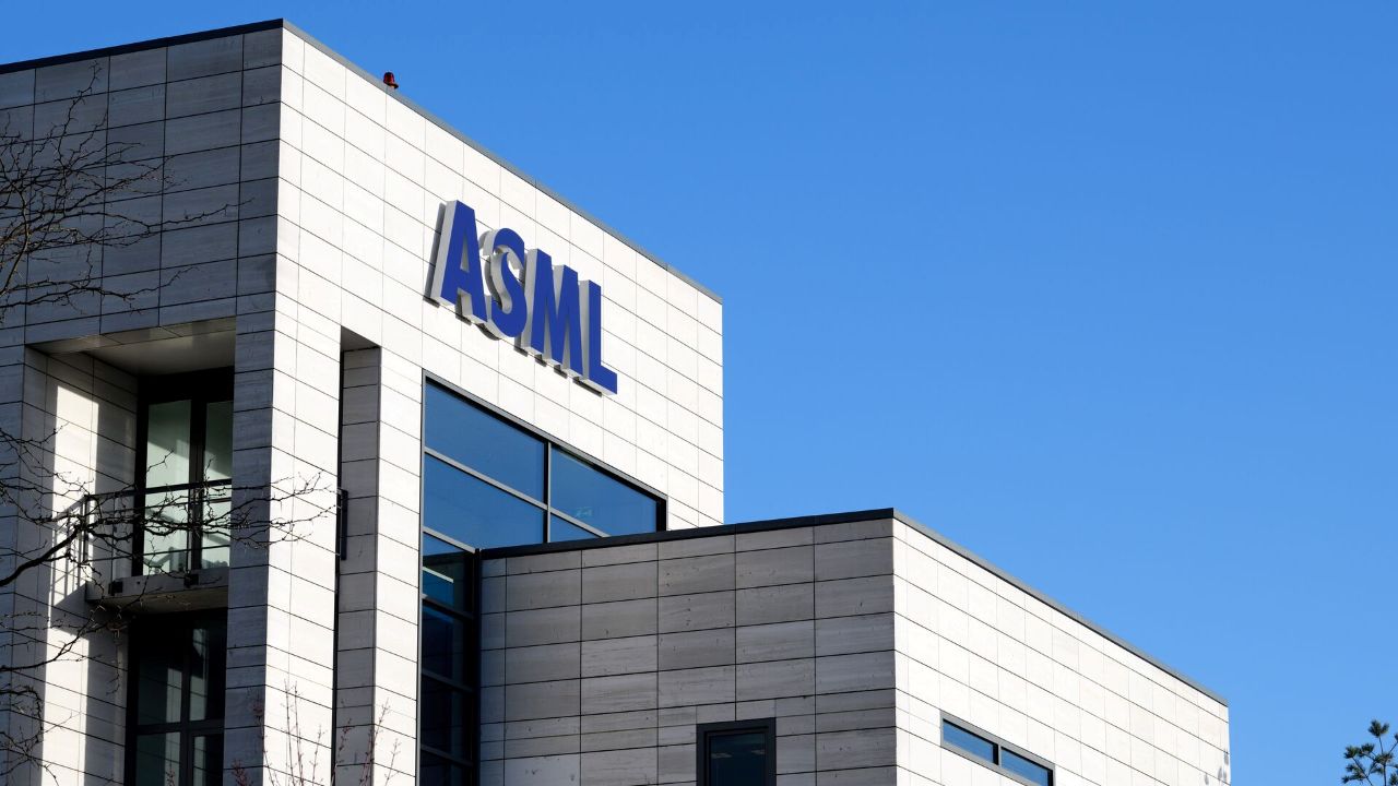 Scumpirile din industria AI ajung și la ASML. Producătorul olandez ar majora cu 10% prețul pieselor pentru fabricile de cipuri